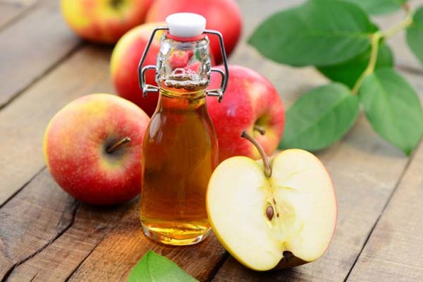 Sử dụng giấm táo giảm tình trạng phun môi 2 tuần bị thâm