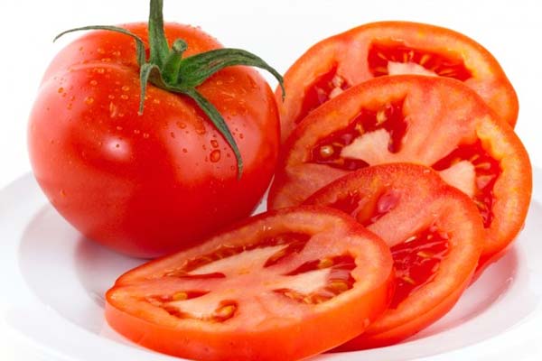 Phun môi nên ăn cà chua