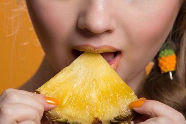 Phun môi bao lâu thì ăn dứa?